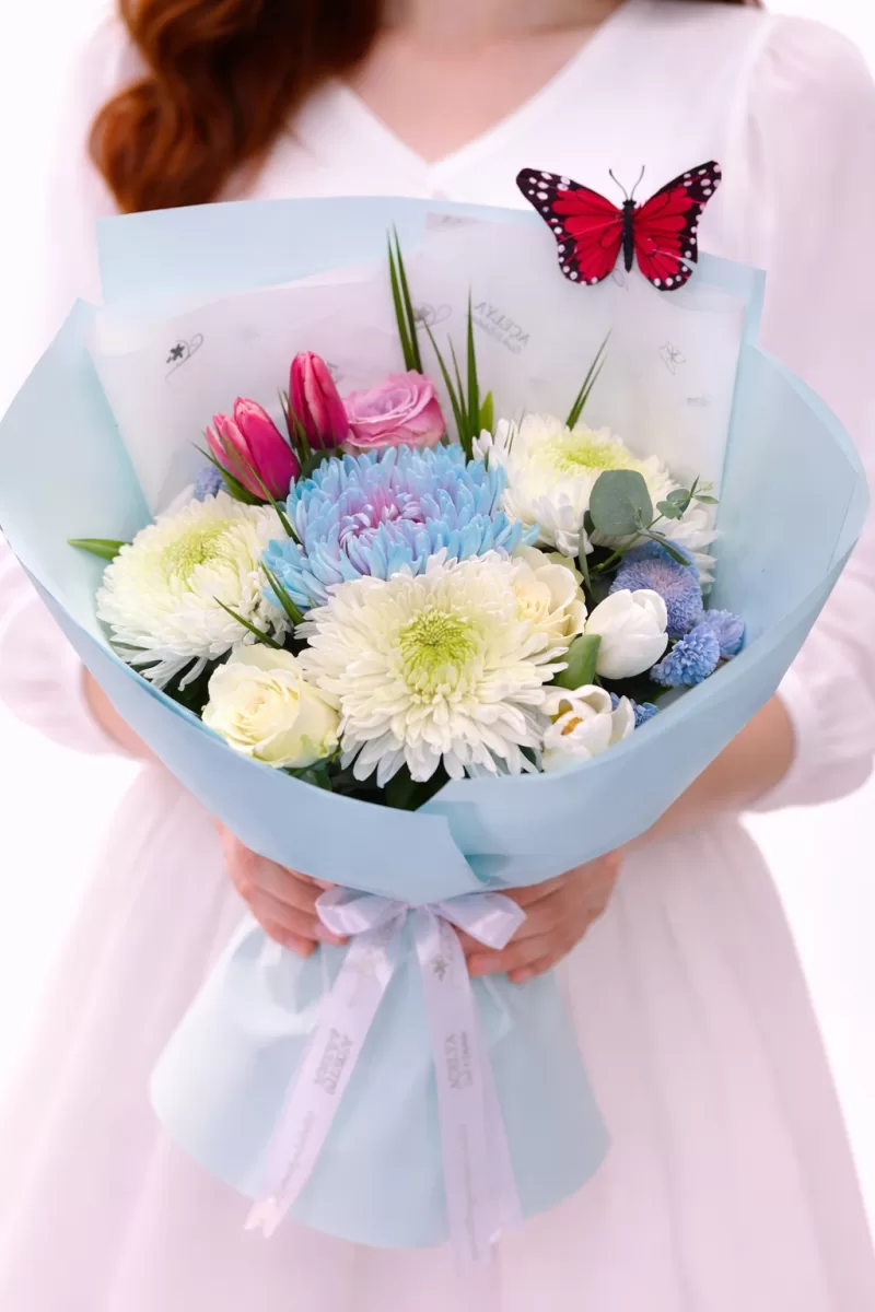 Mavi Ambalajlı Papatya ve Gül Buketi