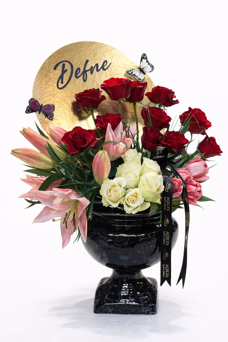 Kişiye Özel Siyah Vazoda Kırmızı Gül Aranjmanı (Defne)