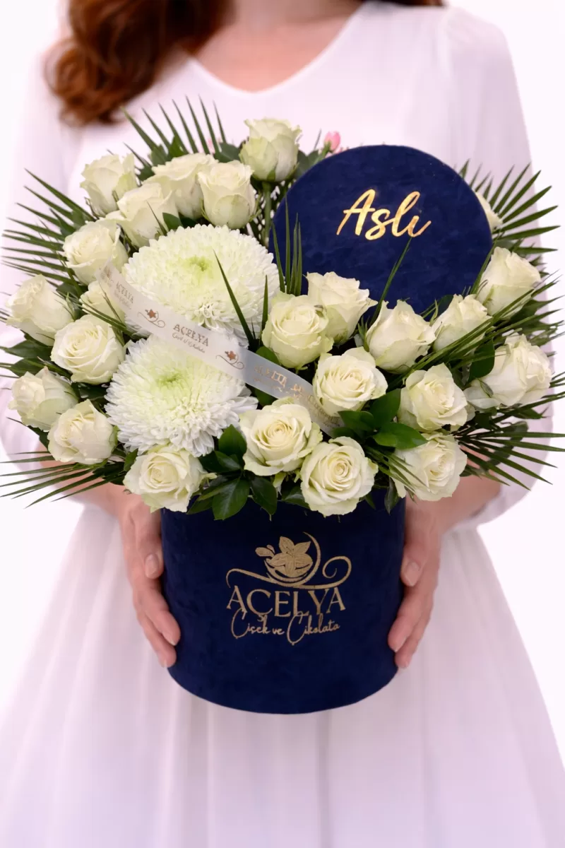 Kişiye Özel Lacivert Kutuda Beyaz Gül & Krizantem Aranjmanı (Aslı)