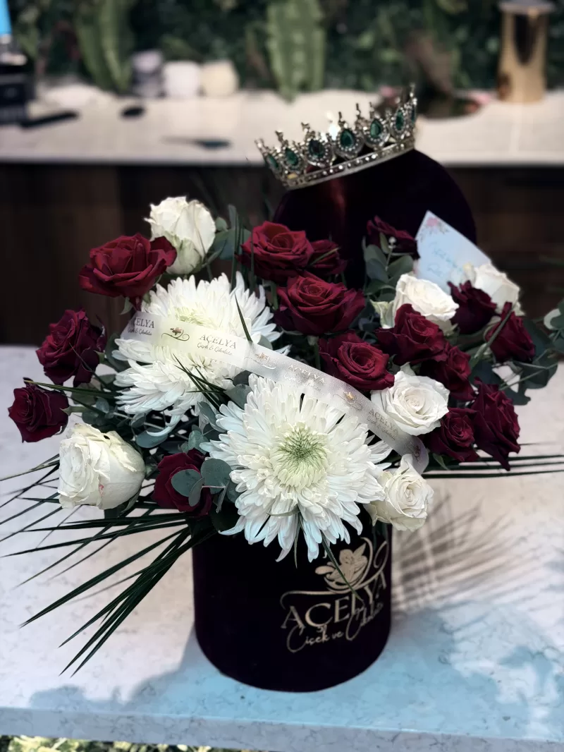 Kırmızı Kadife Kutuda Kraliyet Taçlı Gül Aranjmanı