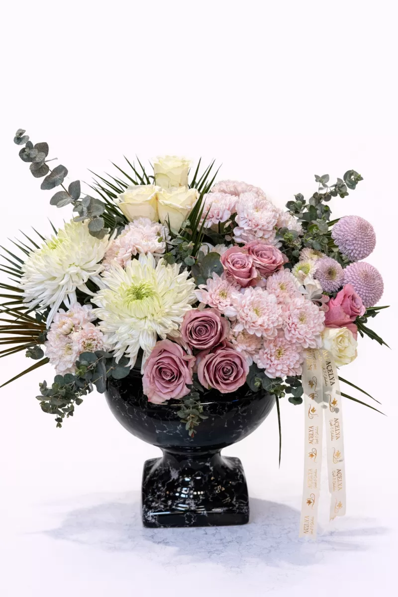 Siyah Mermer Vazoda Pastel Tonlu Gül & Krizantem Aranjmanı