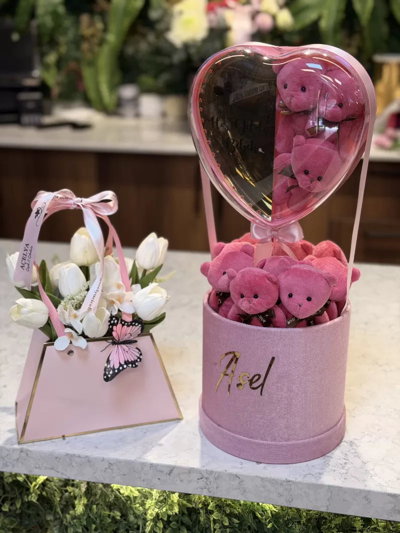 Kalpli Kutuda Ayıcık Hediye Seti & Çiçek Aranjmanı (Aşk Temalı)