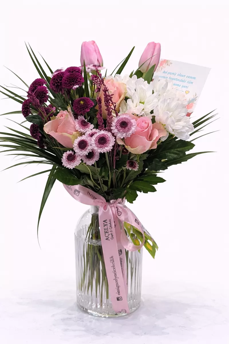 Cam Vazoda Karışık Çiçek Buketi – Pembe & Beyaz Tonlar