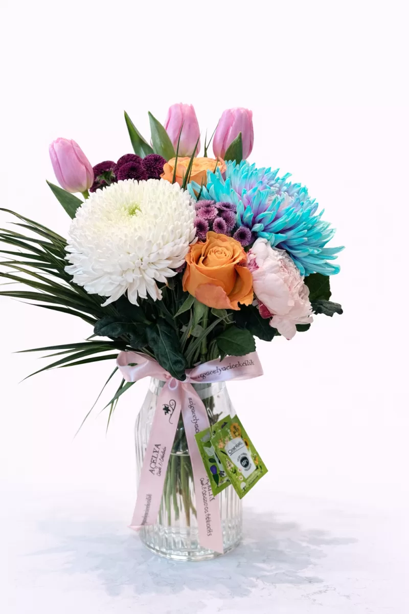 Cam Vazoda Renkli Karışık Çiçek Aranjmanı – Lale & Gül & Krizantem