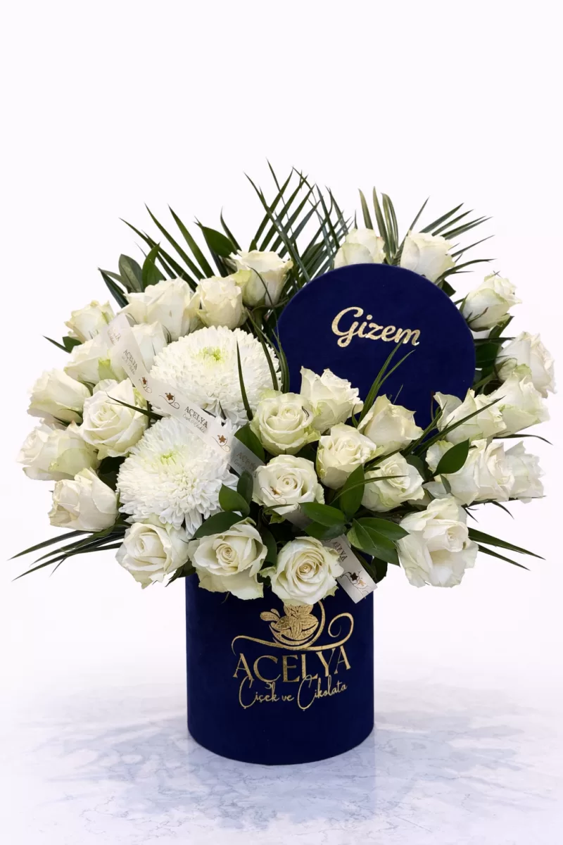Lacivert Kutuda Beyaz Gül Aranjmanı – Kişiye Özel İsimli Tasarım