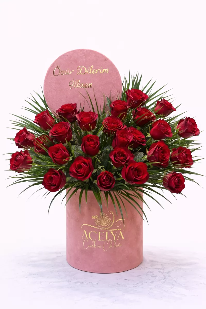 Pembe Kutuda Kırmızı Gül Aranjmanı – Özür Dilerim Temalı Özel Tasarım