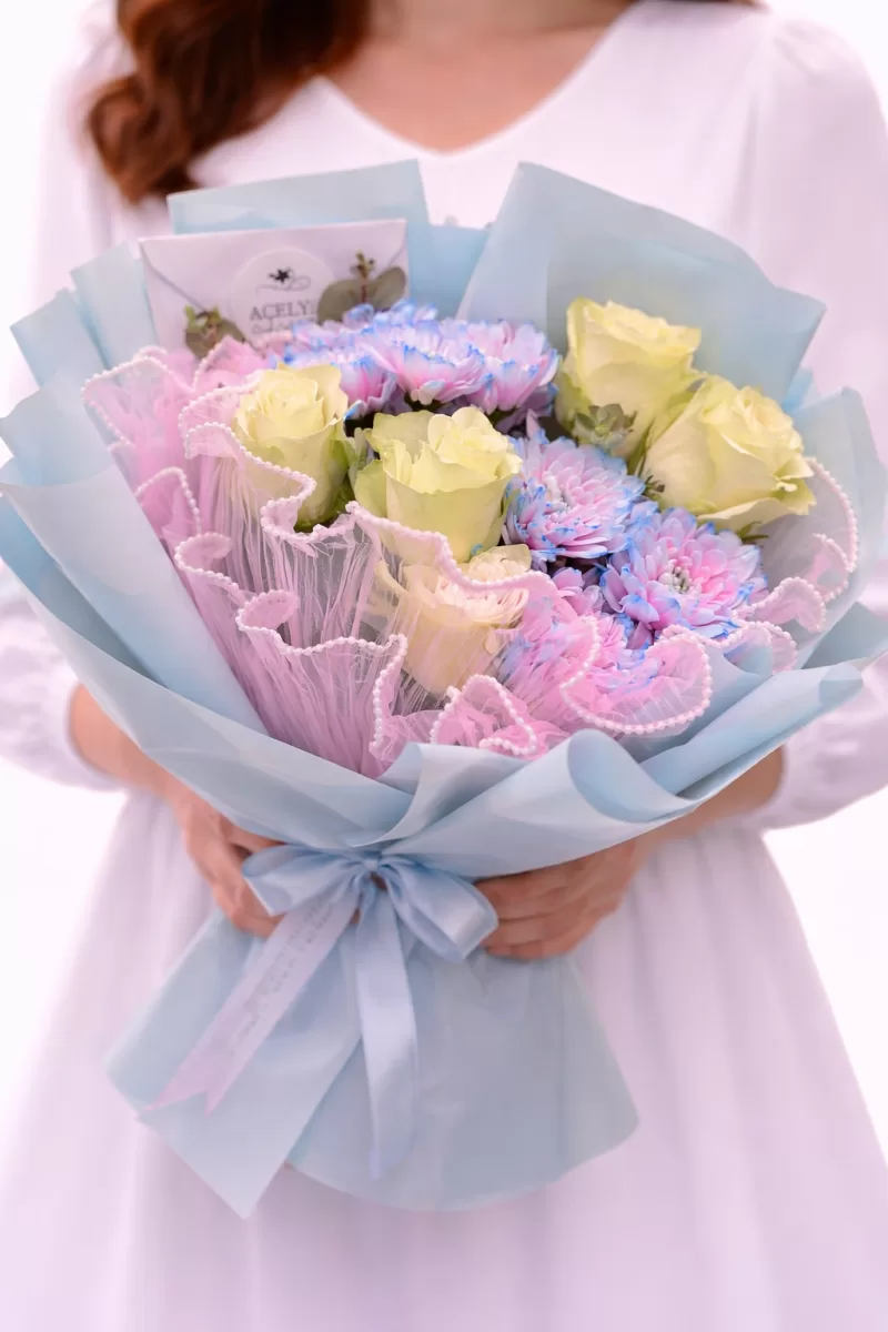 Mavi Paketli Pastel Ton Buket – Kadın Tutuş Premium Çiçek Buketi