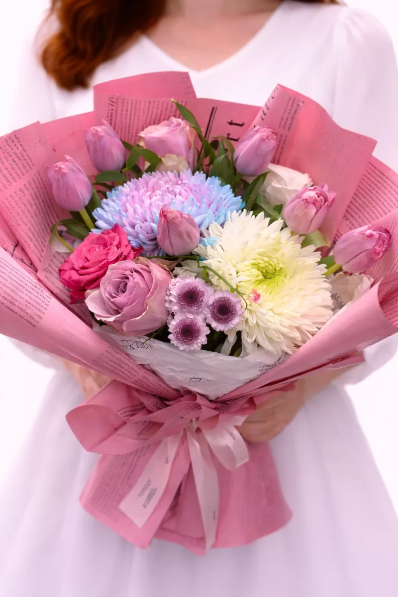 Pembe Gazete Kağıdı Tasarım Buket – Lale & Gül Karışık Buket