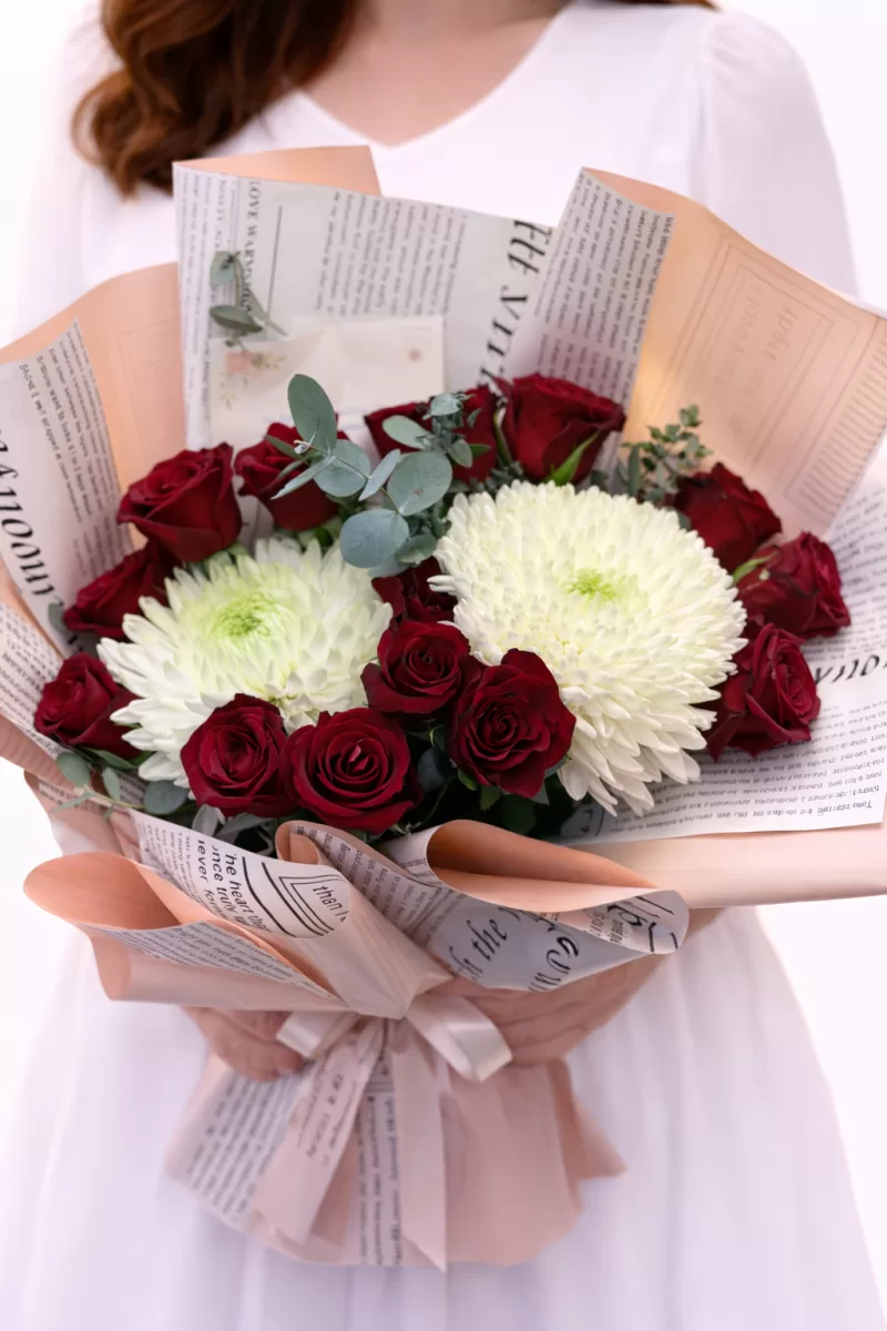 Kraft Tasarım Kırmızı Gül & Beyaz Krizantem Buketi