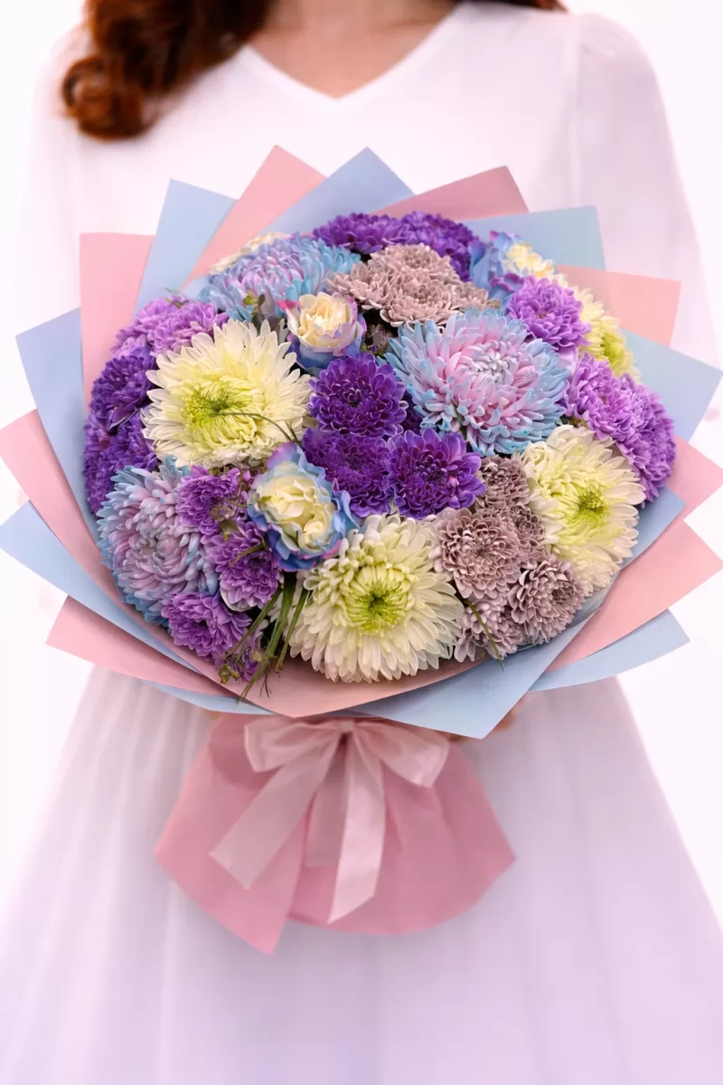 Renkli Krizantem Buketi – Pastel Ton Yuvarlak Çiçek Buketi