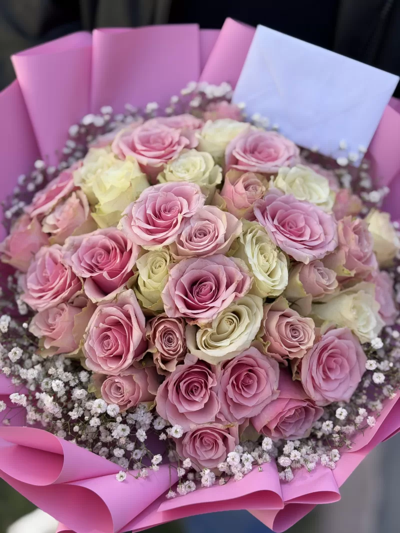 Pembe Beyaz Gül Buketi – Cipsofilyalı Romantik Çiçek Aranjmanı