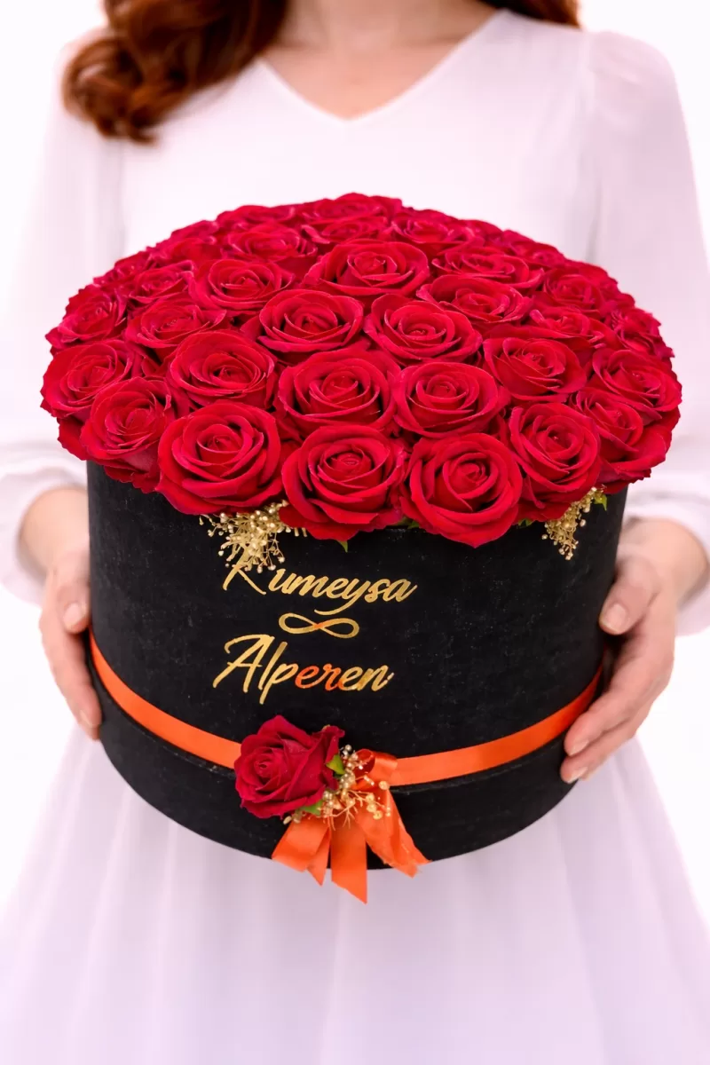 Siyah Kutuda Kırmızı Gül Aranjmanı – Kişiye Özel İsimli Lüks Tasarım