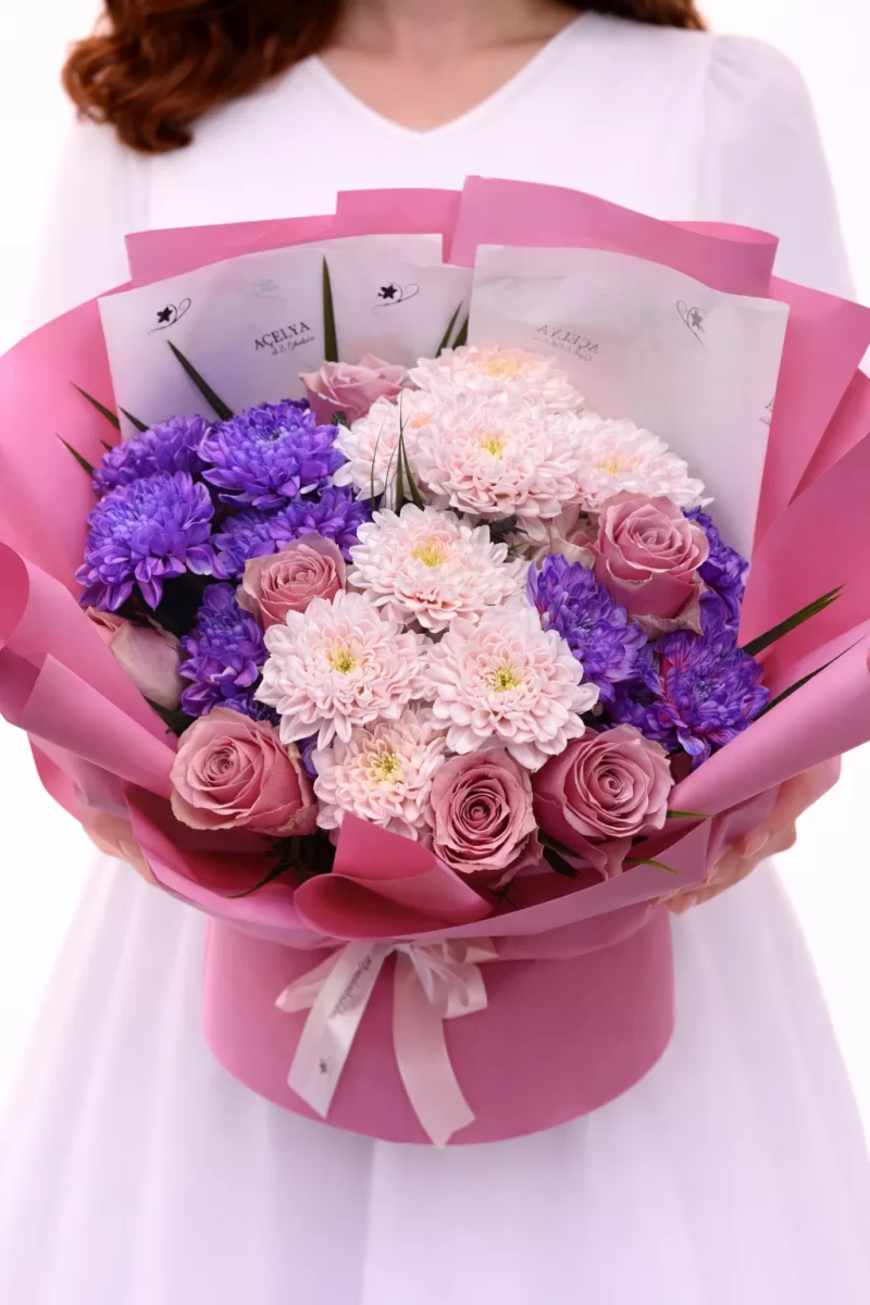 Pembe Buket Lila Ton Çiçek Aranjmanı – Zarif Karışık Çiçek Tasarımı