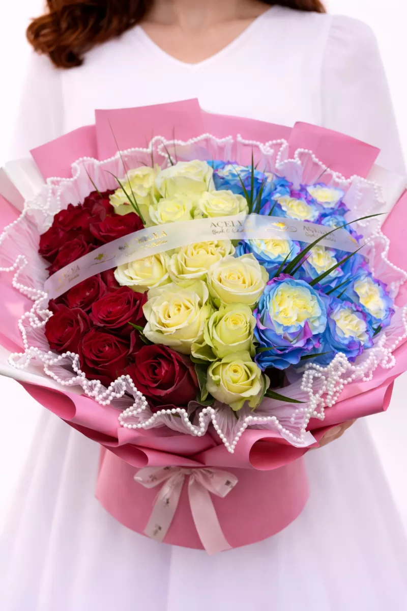 Üç Renk Gül Buketi – Kırmızı Beyaz Mavi Premium Çiçek Aranjmanı