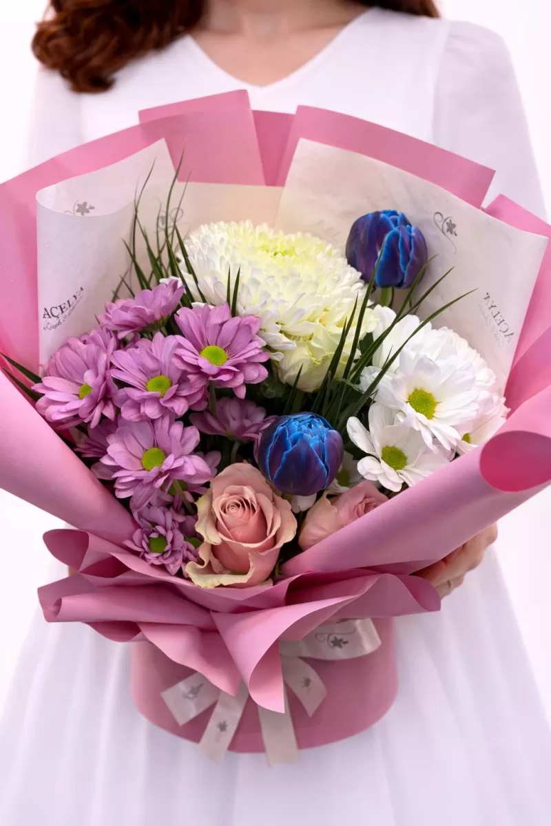 Pembe Kutuda Karışık Bahar Buketi – Krizantem & Gül Tasarım