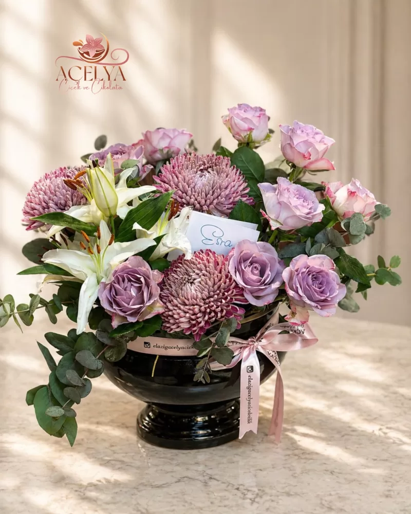 Lila Gül ve Lilyumlu Siyah Vazo Aranjmanı