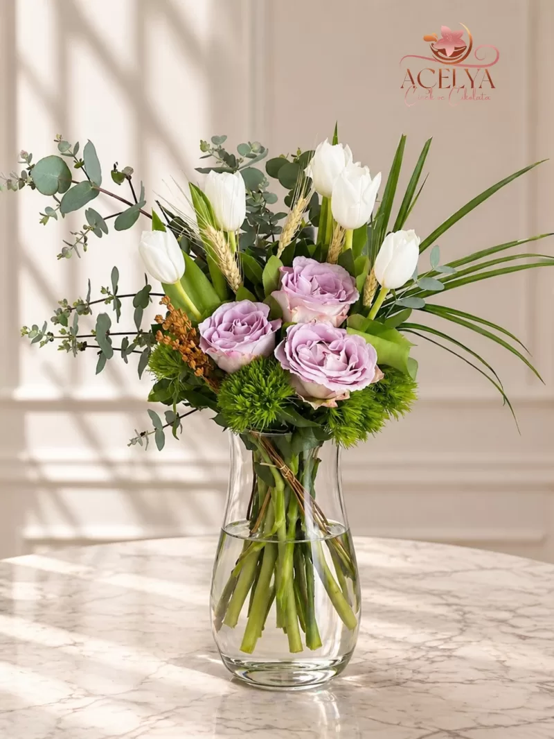 Beyaz Lale ve Lila Gül Vazolu Aranjman