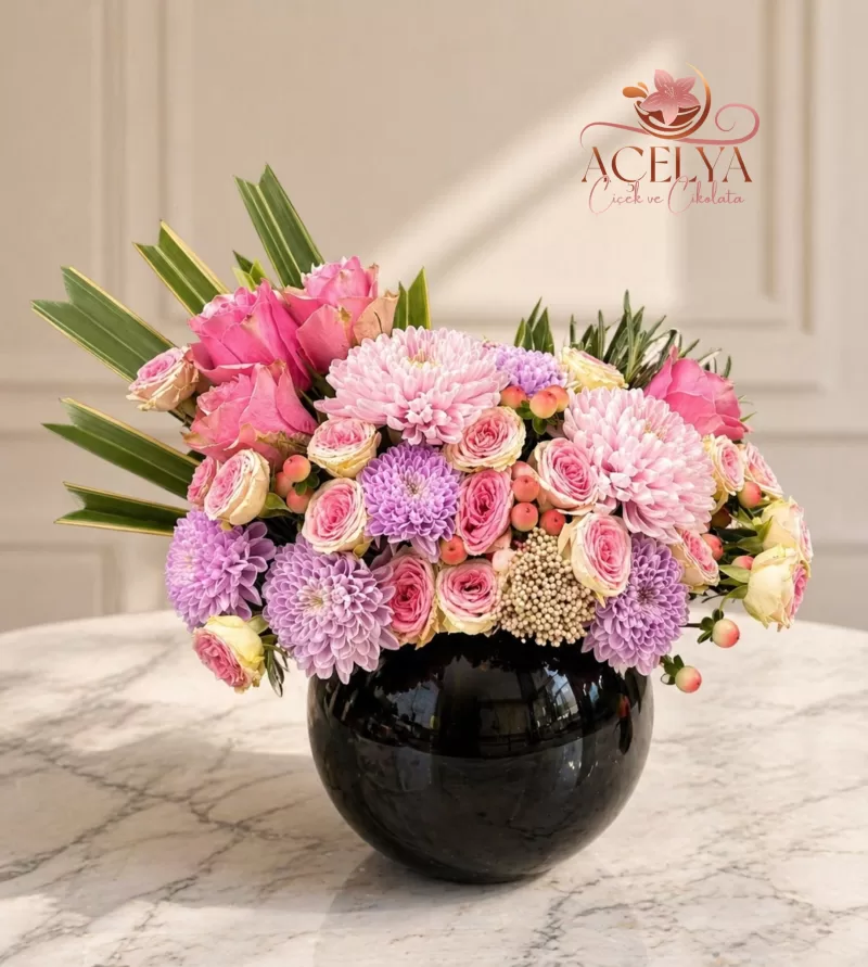 Pastel Çiçekli Siyah Vazo Aranjmanı